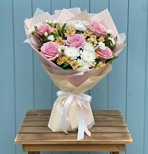 Букет цветов из:  Гвоздики, Орхидеи и Розы в Баксаненке