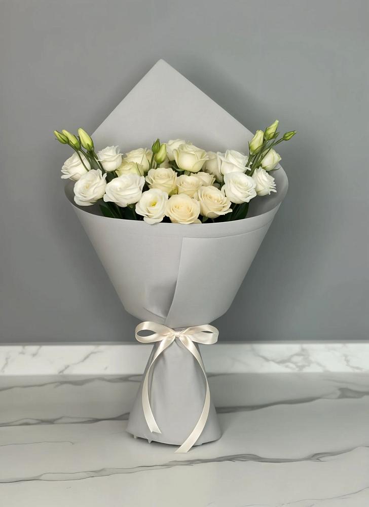 Букет цветов из: Розы и Лизиантусы в Баксаненке