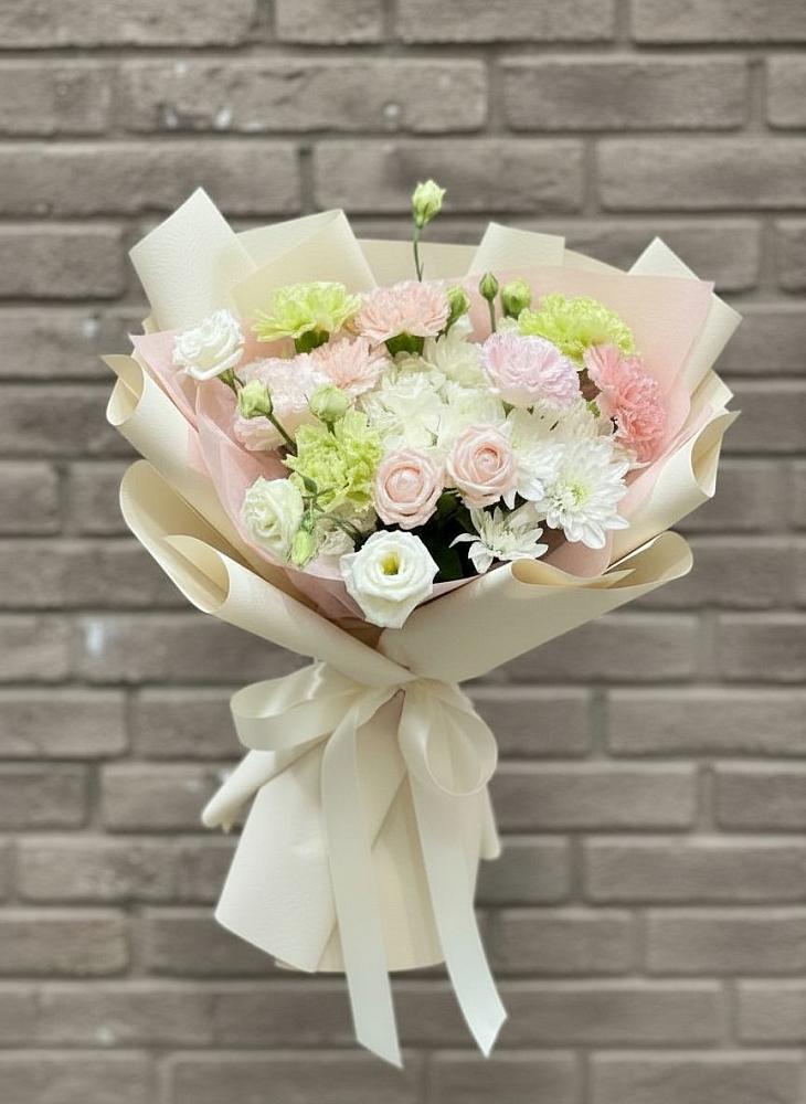 Букет цветов из: Гвоздики, Розы, Лизиантусы и Хризантемы в Баксаненке