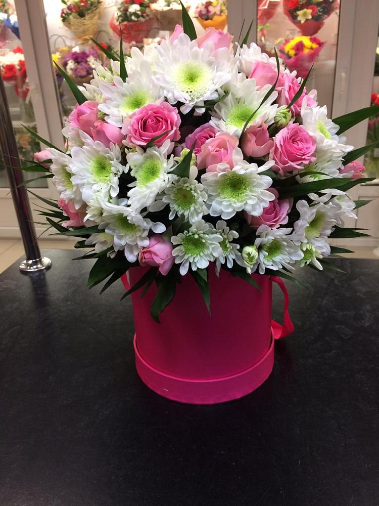 Цветочная композиция из Розы и Хризантемы в шляпной коробке в Баксаненке