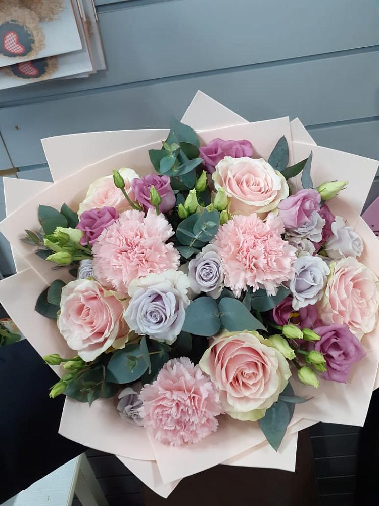 Букет цветов из: Розы, Гвоздики и Лизиантусы в Баксаненке