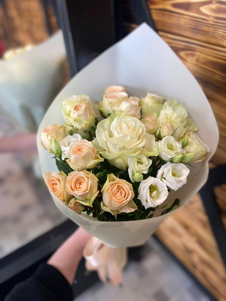 Букет цветов из: Розы и Лизиантусы в Баксаненке